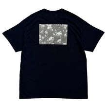 画像をギャラリービューアに読み込む, U.T.P. / UTP PHOTO TEE “DARK FLOWER”

