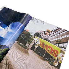 画像をギャラリービューアに読み込む, SNEEZE MAGAZINE / SNEEZE N°66 HOLIDAY 2025 “THE SCI-FI FANTASY ISSUE”
